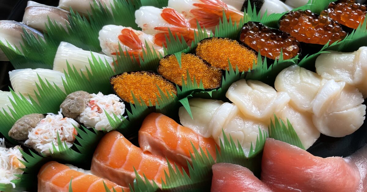 寿司盛り合わせとびこいくらサーモンかにほたて