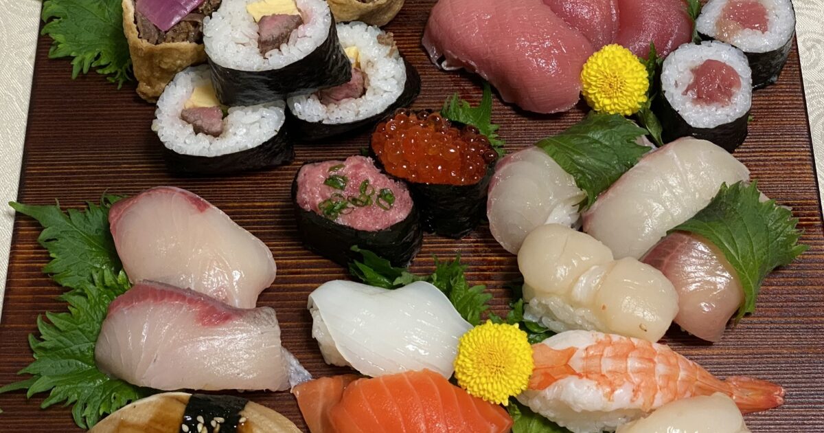 寿司盛り合わせまぐろいくらねぎとろほたていか巻物