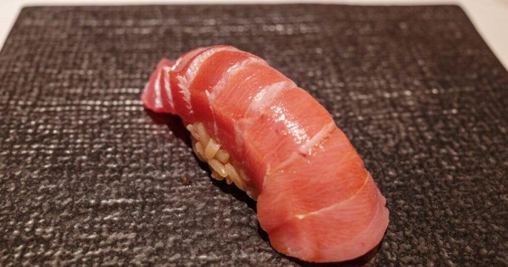 中トロの高級握り寿司一貫