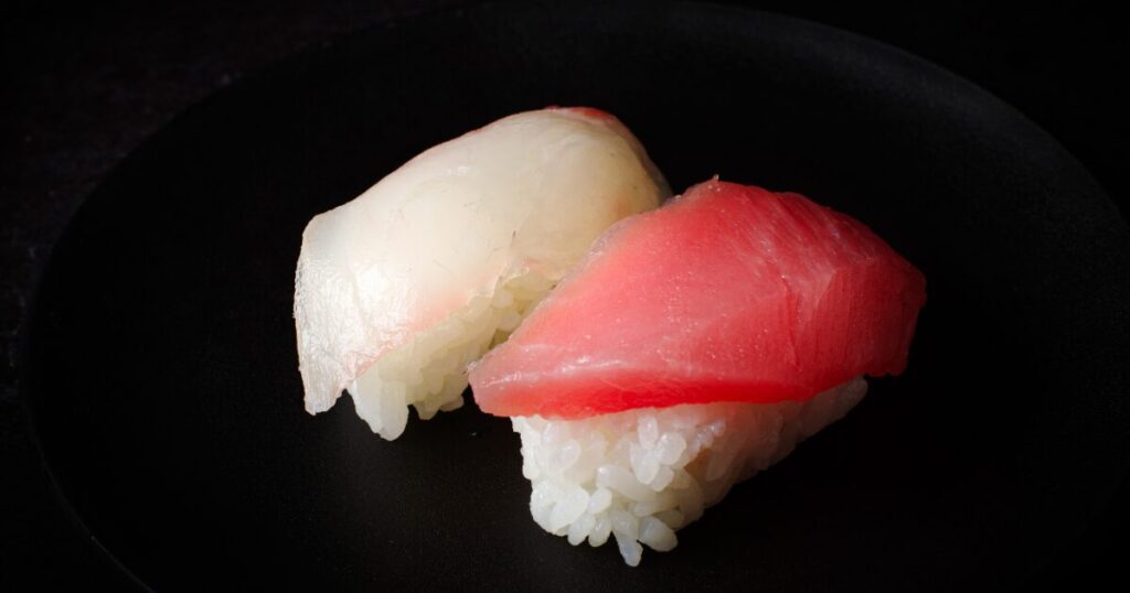 まぐろと白身魚の握り寿司二貫