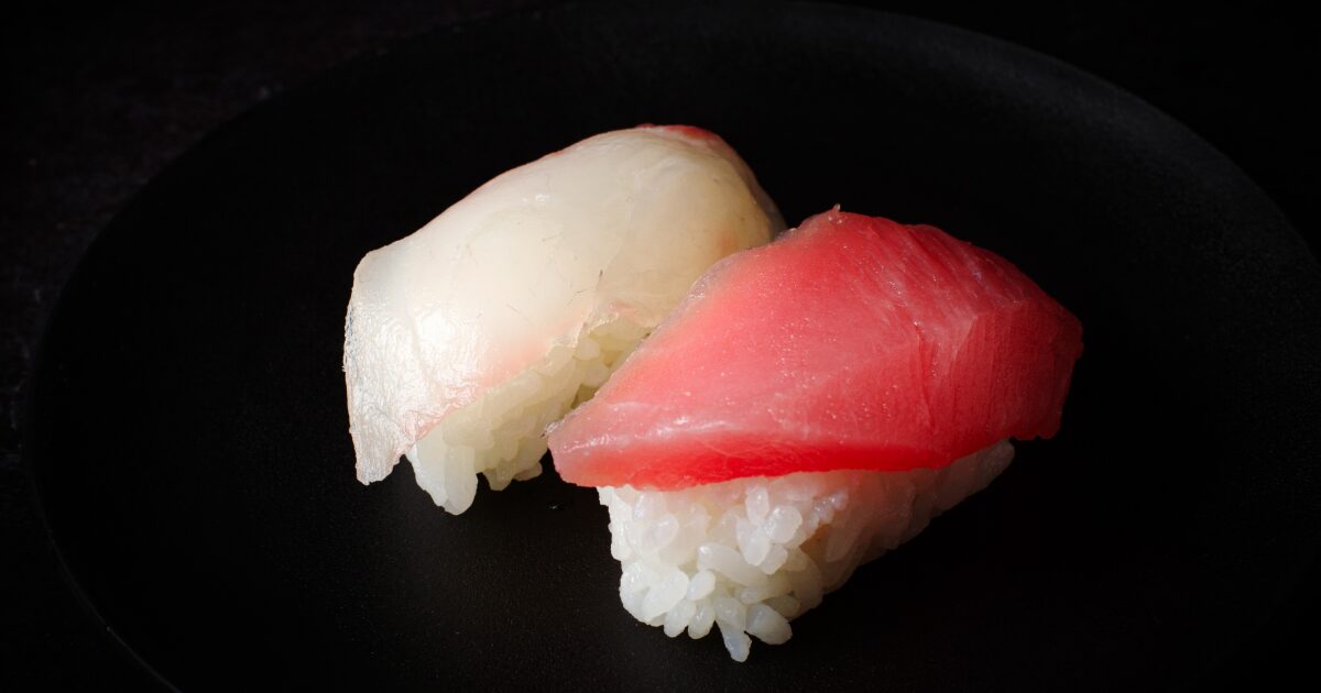 まぐろと白身魚の握り寿司二貫