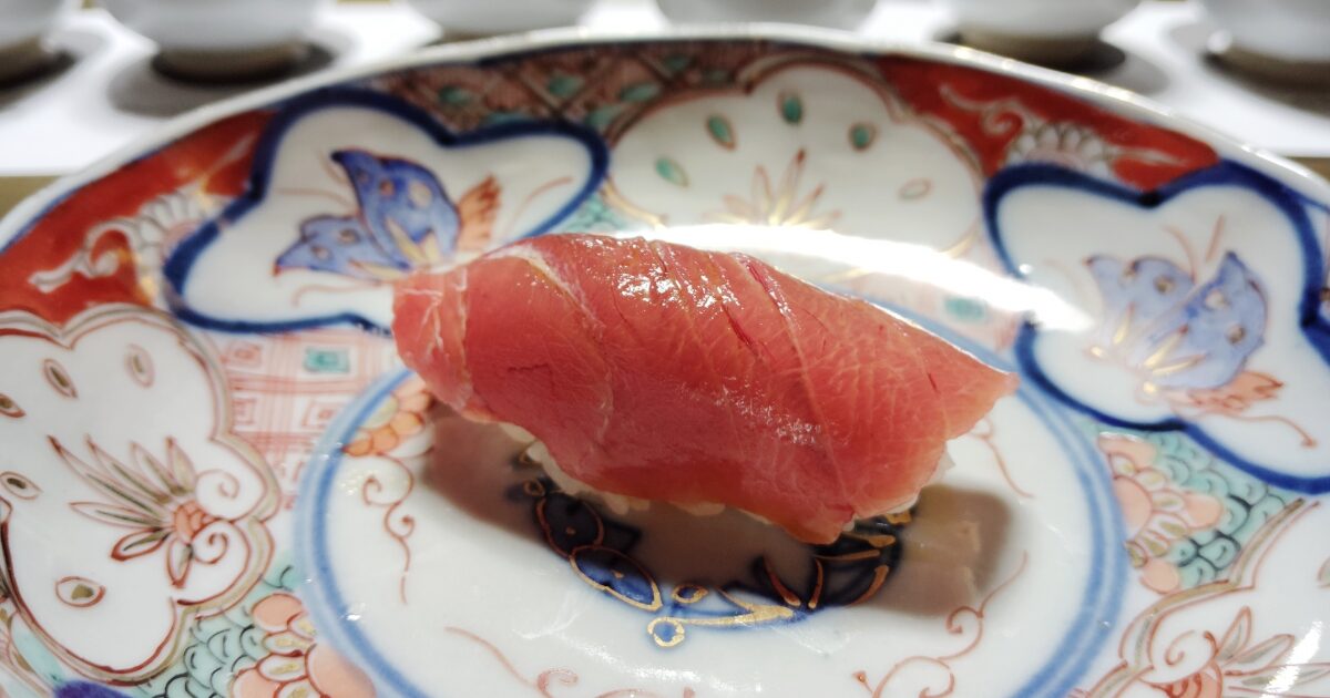 中トロの握り寿司一貫有田焼の皿