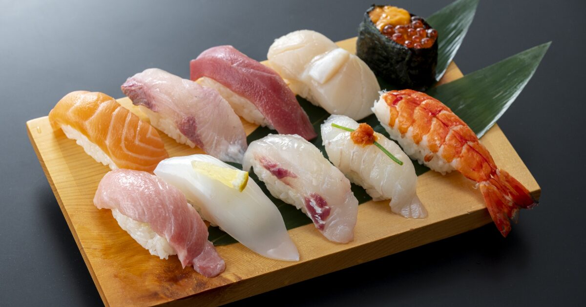 握り寿司盛り合わせサーモンいか白身魚えびイクラ