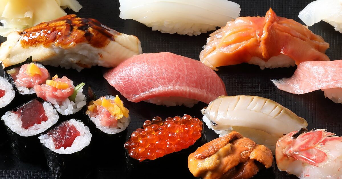 高級寿司盛り合わせ中トロうにいくら穴子赤貝巻物