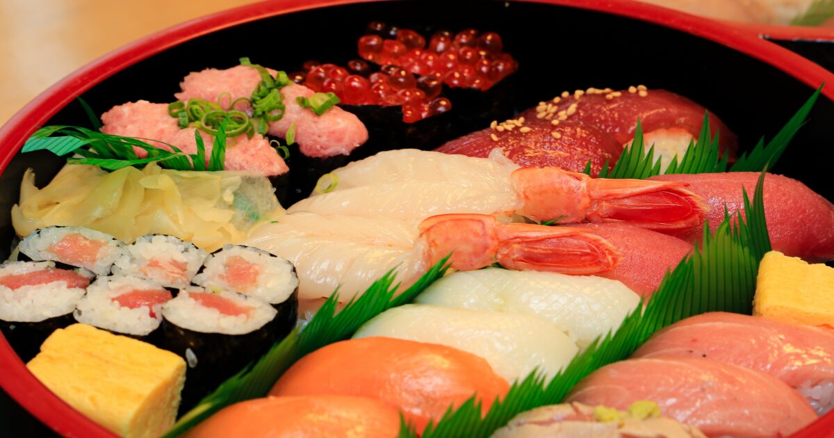 寿司盛り合わせまぐろえびいか白身魚サーモン巻物ねぎとろ