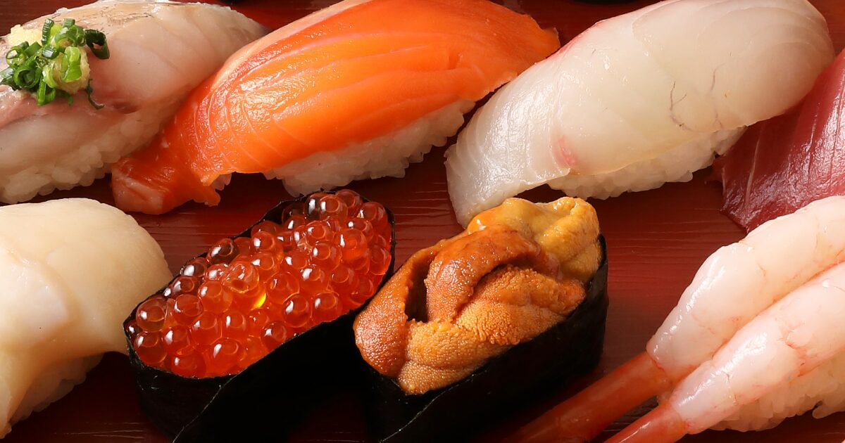 寿司盛り合わせうにいくらサーモン白身魚えびほたて