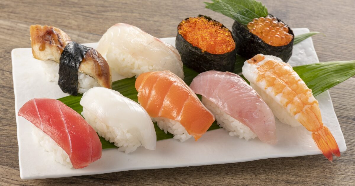 寿司盛り合わせまぐろサーモンえび穴子白身魚とびこいくら