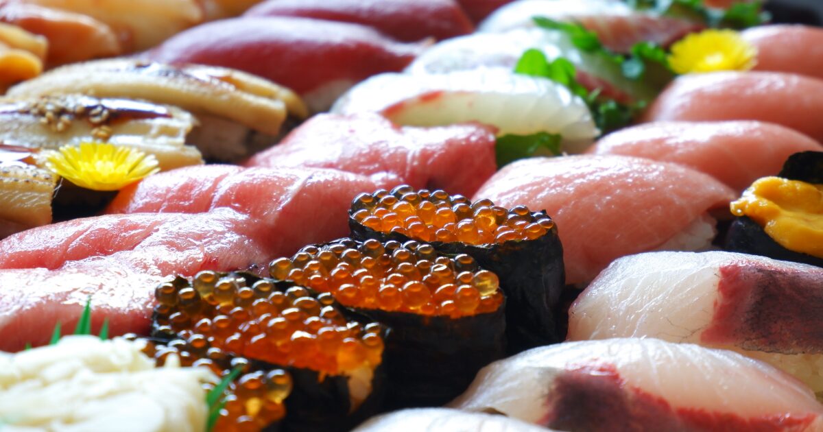 豪華な寿司盛り合わせウニイクラ中トロ穴子