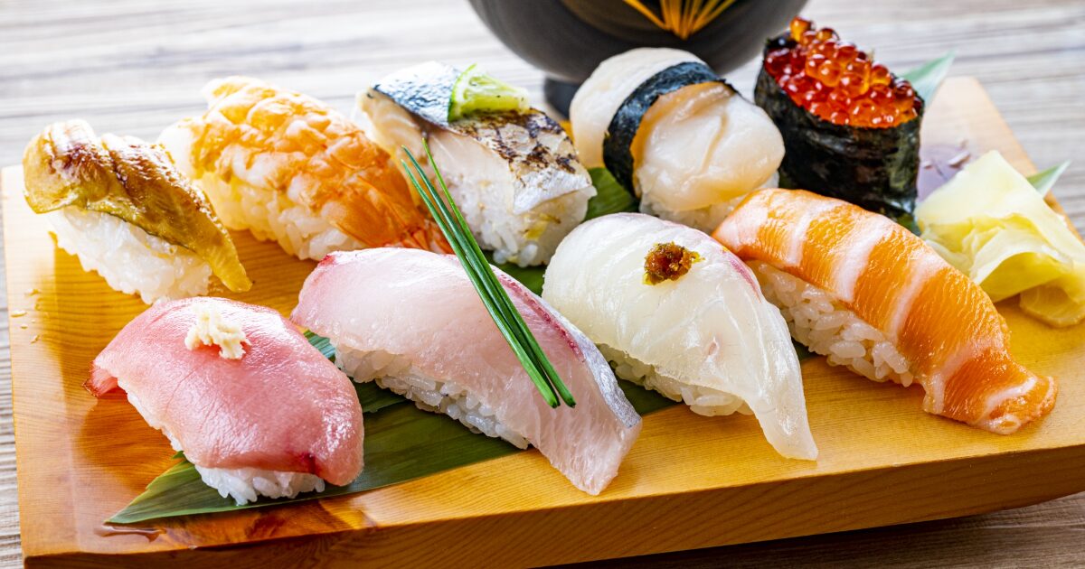 彩り豊かな寿司盛り合わせ白身魚サーモン炙り寿司