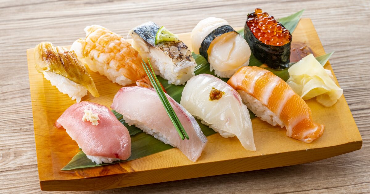 寿司盛り合わせいくらサーモン穴子ほたて白身魚