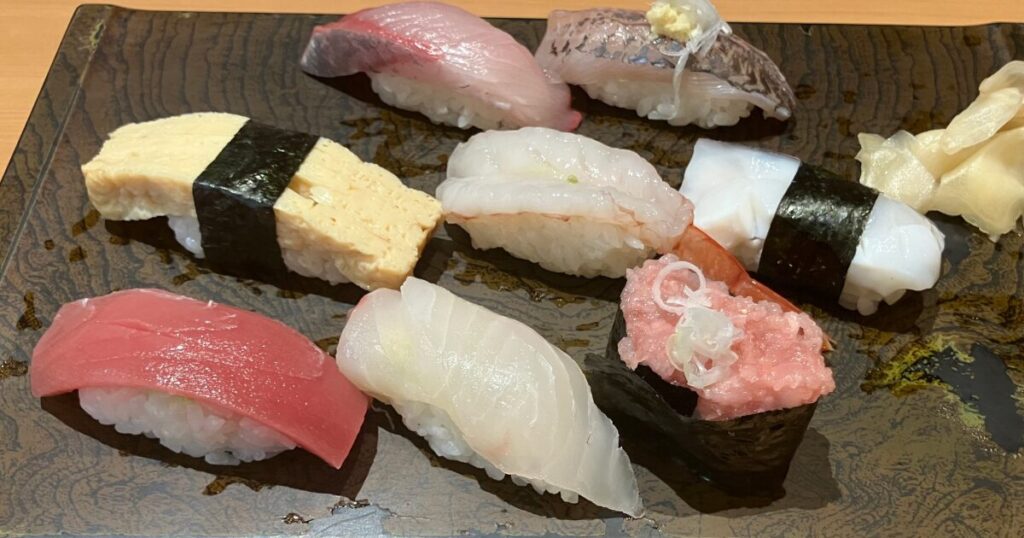 寿司盛り合わせたまごまぐろ白身魚いかねぎとろ