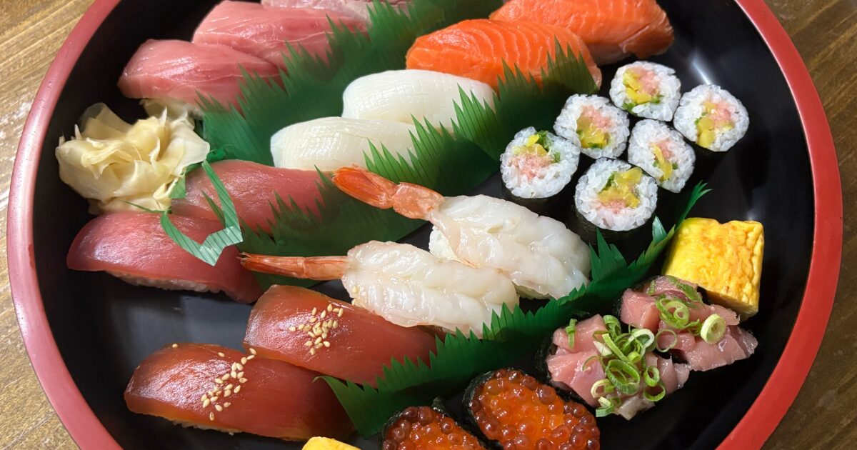 寿司盛り合わせまぐろいかえびサーモン巻物たまご