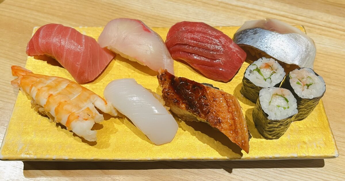 寿司盛り合わせまぐろえびいか穴子こはだ巻物